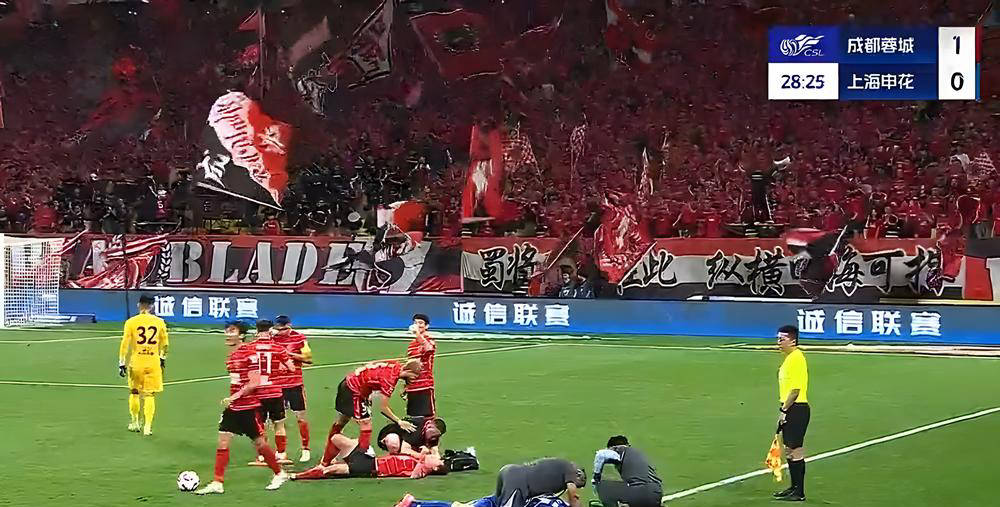 双方球队在激烈赛场对决中露头角