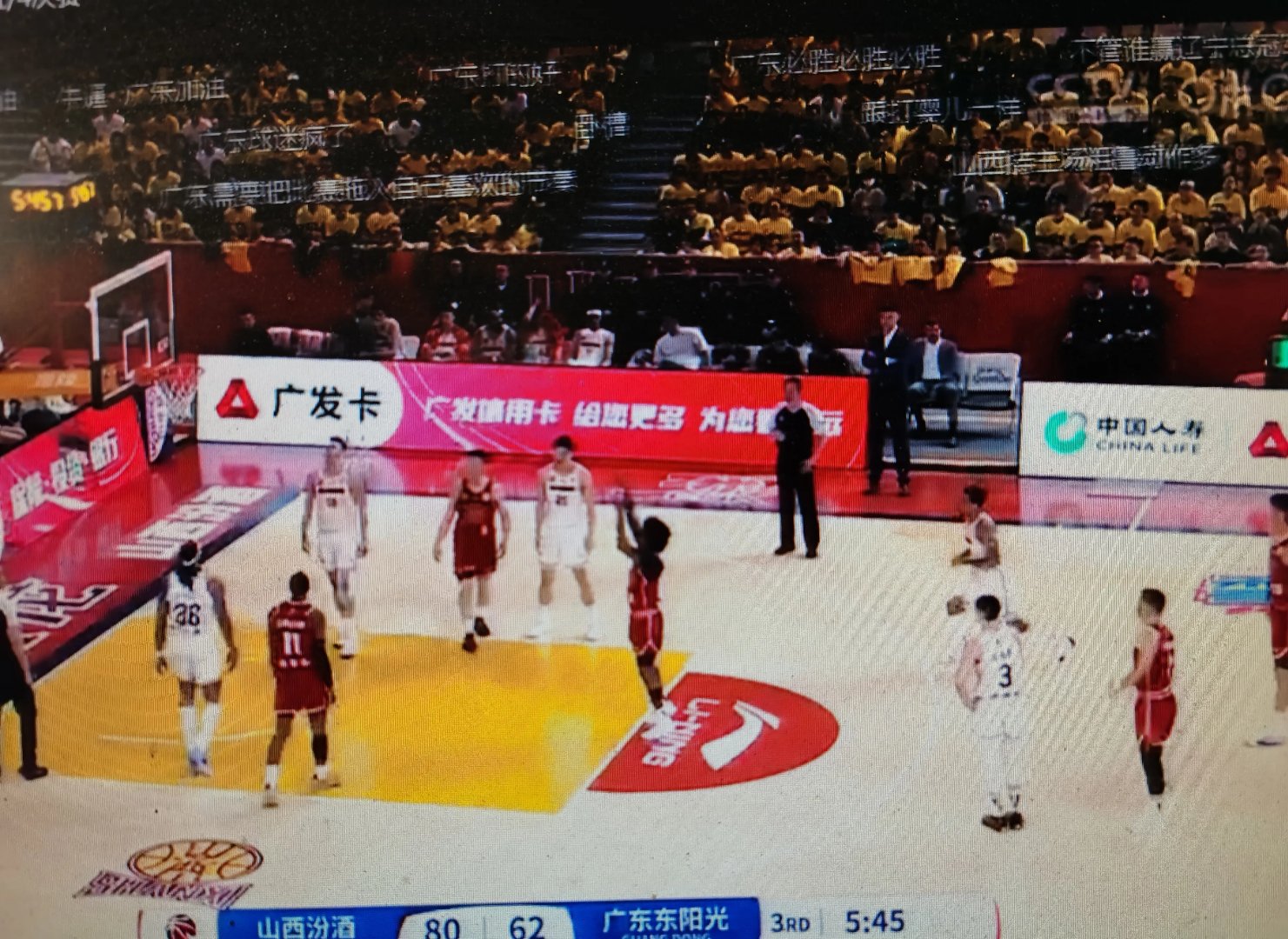 篮球比赛结束，一方获得胜利